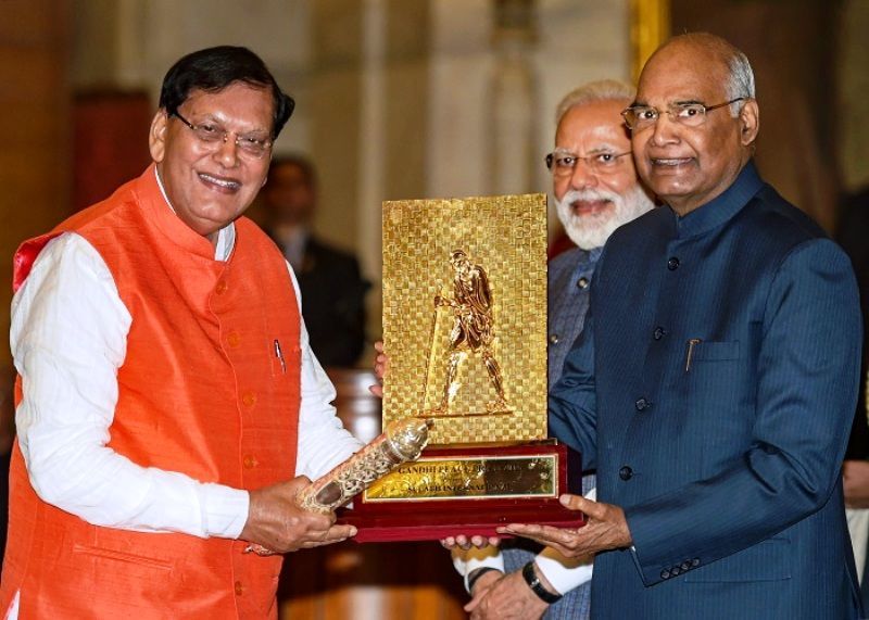 Bindeshwar Pathak recebendo o Prêmio Gandhi da Paz