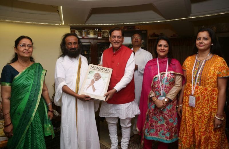 Bindeshwar Pathak με τη σύζυγό και την οικογένειά του