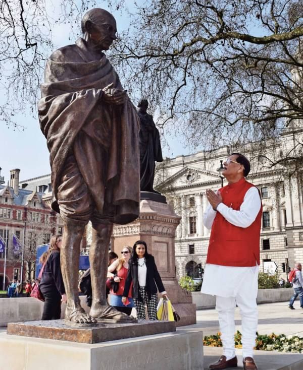 Il dottor Bindeshwar Pathak davanti a una statua del Mahatma Gandhi