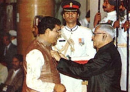 Bindeshwar Pathak recebendo o Padma Bhushan pelo Presidente da Índia R Venkataraman