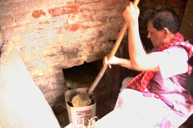 Dr Bindeshwar Pathak doet handmatig poepruimen