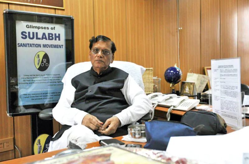 Dr Bindeshwar Pathak in zijn kantoor