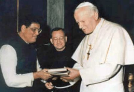 Bindeshwaras Pathakas su popiežiumi Jonu Pauliumi II