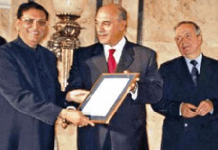 Bindeshwar Pathak otrzymujący nagrodę UNEP