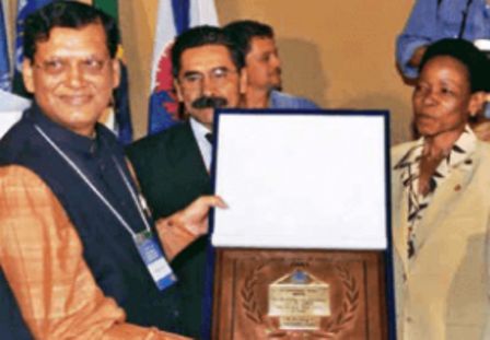 Bindeshwar Pathak recebendo o prêmio Scroll of Honor da ONU Habitat