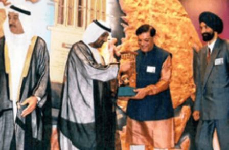Bindeshwar Pathak получава международната награда в Дубай