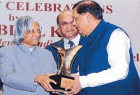 Bindeshwar Pathak recebendo o prêmio de bom cidadão corporativo da APJ Abdul Kalam