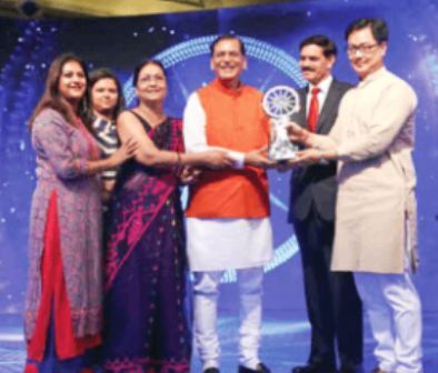 Bindeshwar Pathak získava cenu CNN News 18 Indian of the Year Award