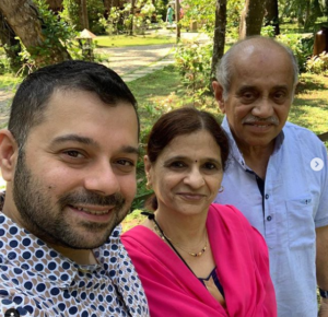 Mayuresh Kshetramade i els seus pares