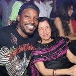   Die leibliche Mutter von Vijay Mallya posiert mit Chris Gayle