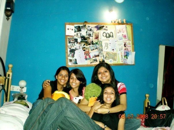 Divya Gokulnath (Mitte) während ihrer College-Tage