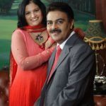 Sushil Mantri com sua esposa Snehal Mantri
