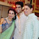 Chanda Kochhar ze swoim synem Arjunem (w środku) i mężem Deepak Kochhar