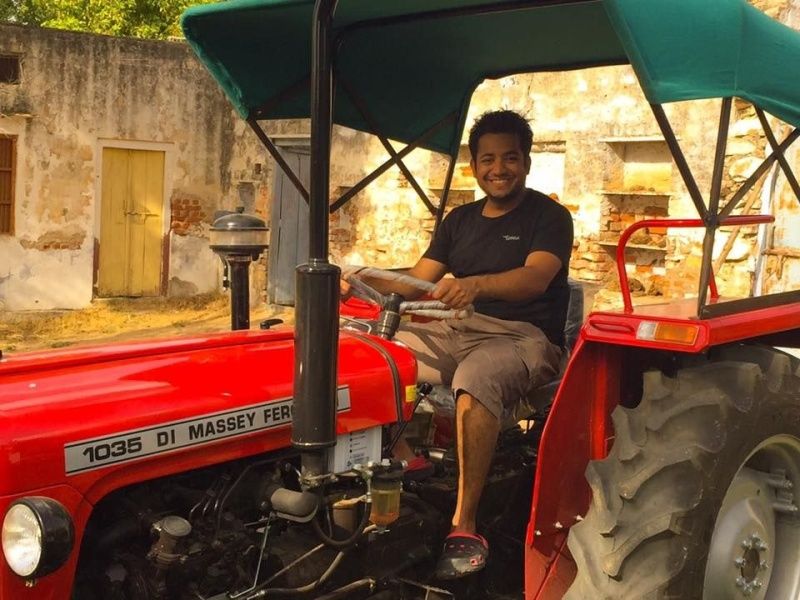Roman Saini vozeći traktor