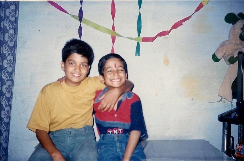 رومن سائیں (دائیں) اپنے بھائی کے ساتھ بچپن کی تصویر