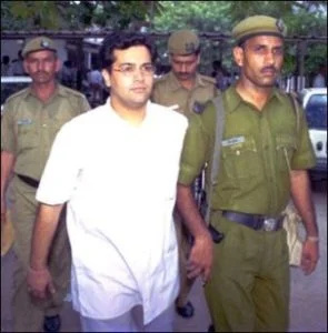  Manu Sharma dalam Tahanan Polis