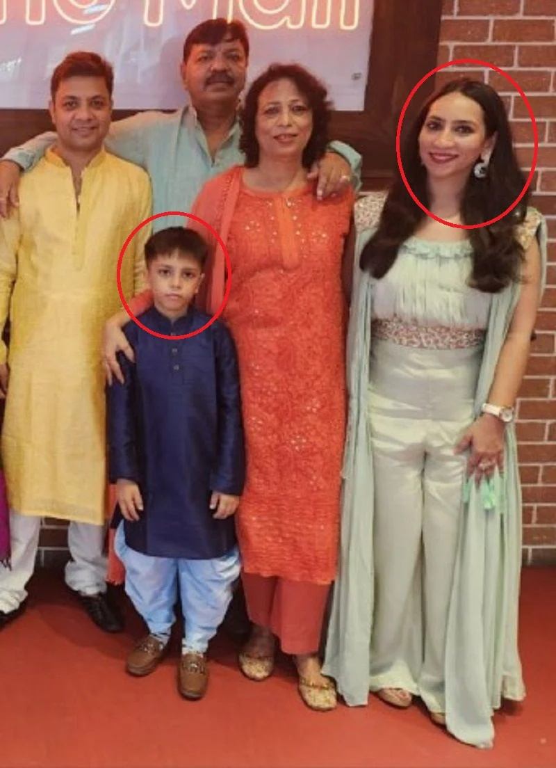   Anurag Jain med sin kone (til høyre) og sønn