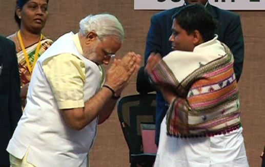 Narendra Modi folding hands before Acharya Balkrishna