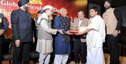 Balkrishna ao receber o Prêmio Bharat Gaurav