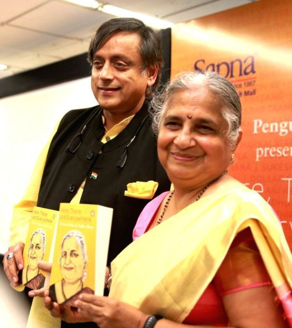 Sudha Murthy par grāmatas izlaišanu kopā ar Shashi Thoroor