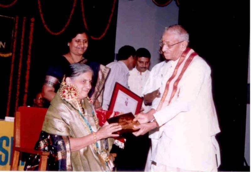 Sudha Murthy saņem Raja Laxmi balvu