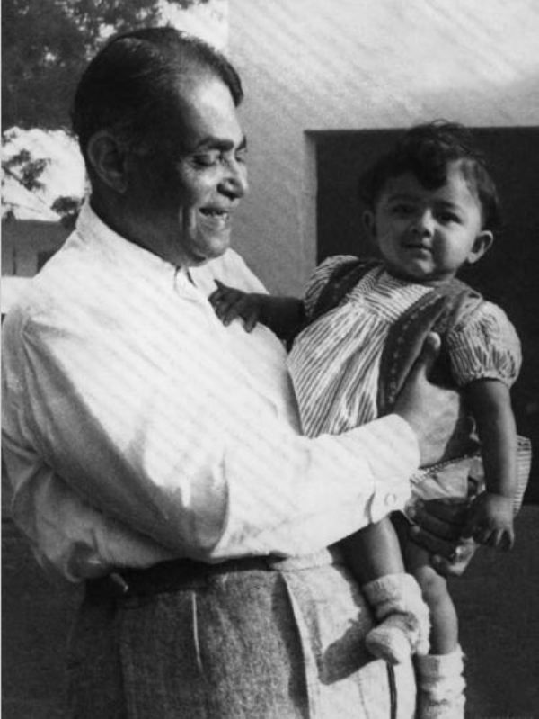 Kindheitsbild von Leena Tewari mit ihrem Großvater