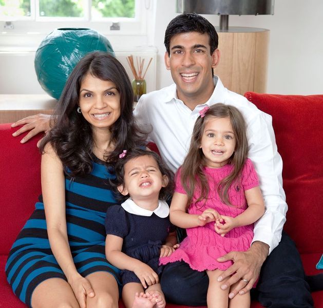 Akshata Murty med sine døtre og mand