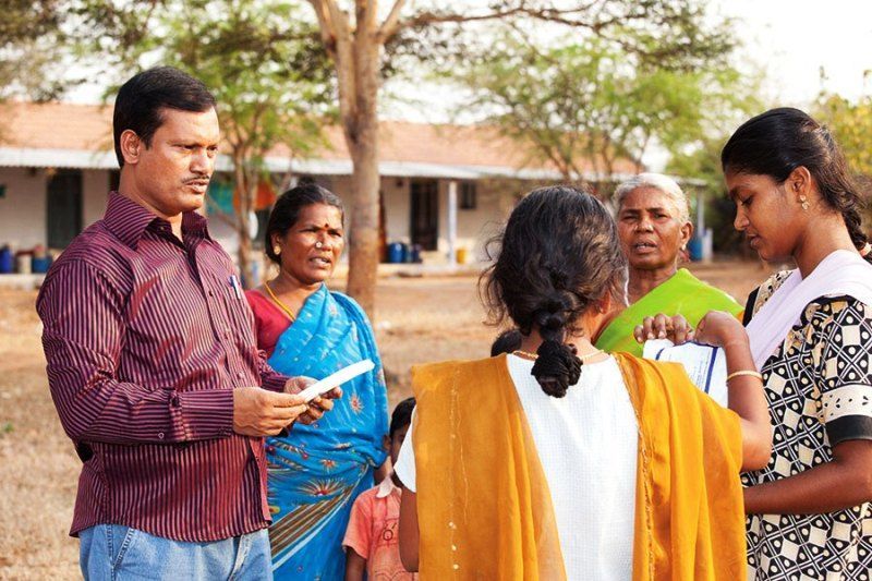 Arunachalam Muruganantham promovirajući svoje higijenske uloške