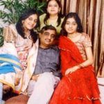 Ashni Biyani met haar ouders en zuster Avni