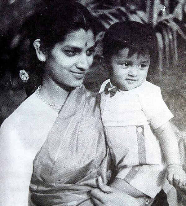 VG Siddhartha med sin mor Vaasanthi G Hegde