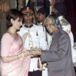 भारत के पूर्व राष्ट्रपति स्वर्गीय एपीजे अब्दुल कलाम से पद्म श्री प्राप्त करते हुए शोभना भरतिया