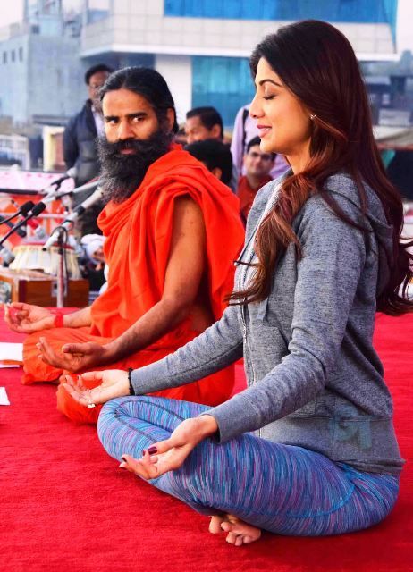 Shilpa Shetty fait du yoga avec Baba Ramdev