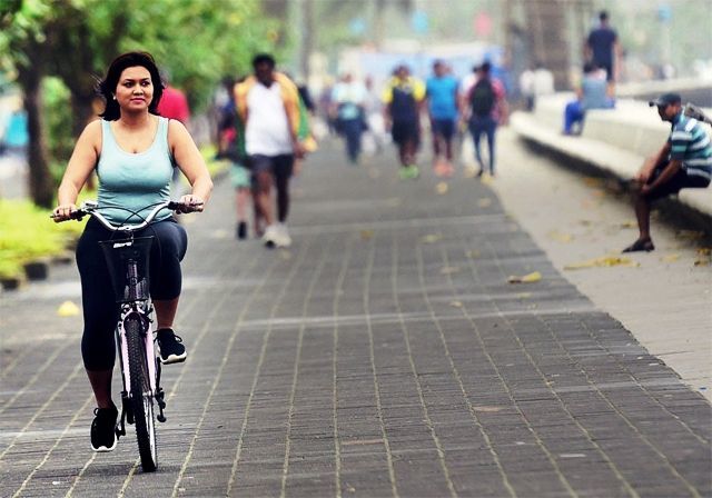 Devita Saraf rijdt op een fiets bij Marine Drive in Mumbai