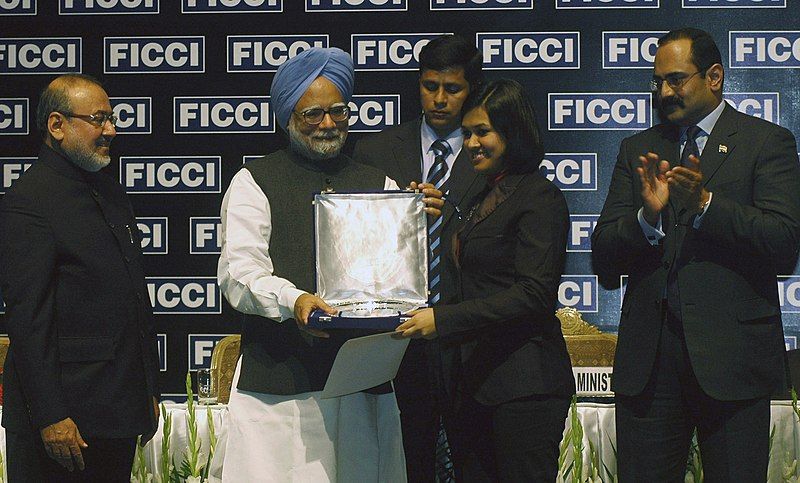 Devita Saraf recebendo o prêmio do PM Manmohan Singh