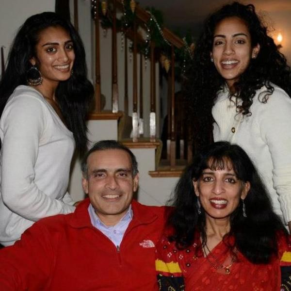 Jayshree Ullal aviomiehensä ja tyttärensä kanssa