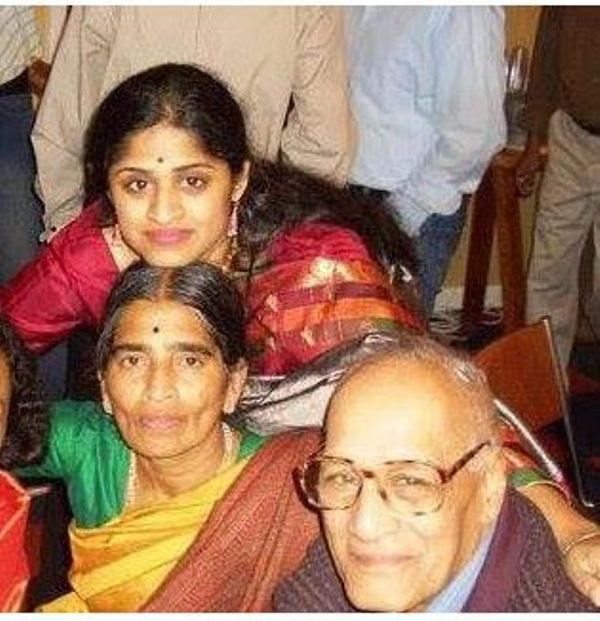 Jayshree Ullal avec sa sœur et ses parents