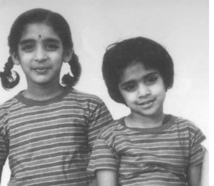 Imagem da infância de Jayshree Ullal com sua irmã