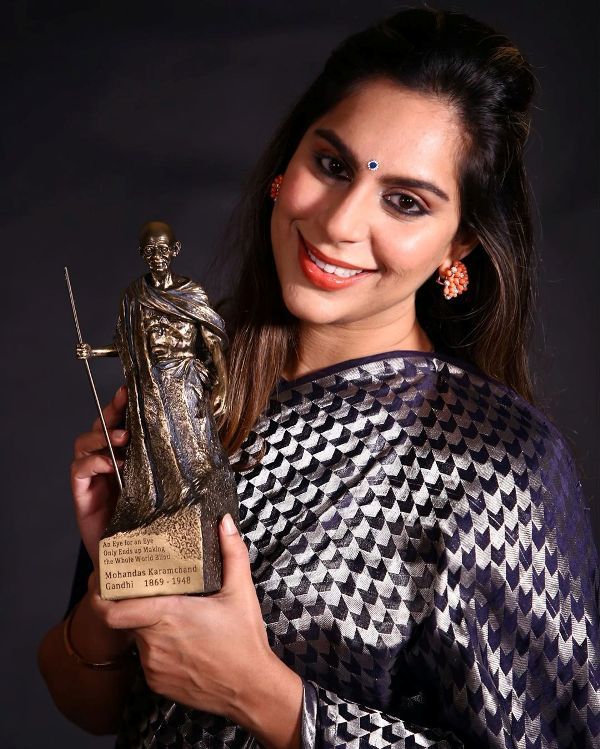 Upasana Kamineni עם פרס מהטמה גנדי