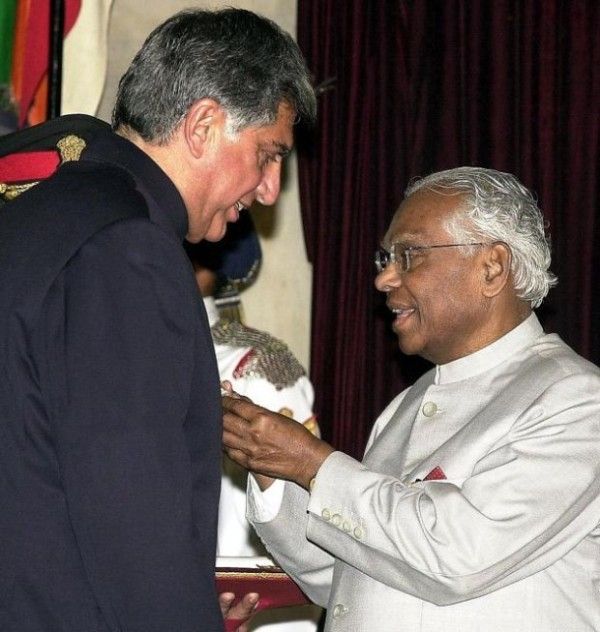 Ratan Tata vastaanottaa Padma Bhushanin