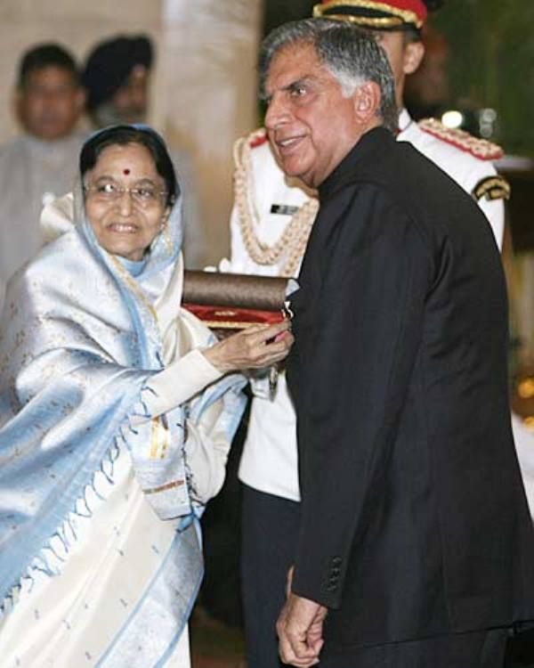 Hindistan Cumhurbaşkanı Pratibha Patil (solda), Padma Vibhushan'ı Ratan Tata'ya takdim ederken