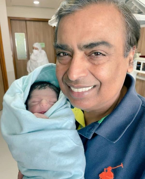 Mukesh Ambani drží svého novorozeného vnuka v klíně