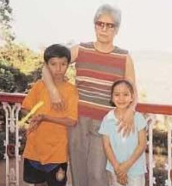 Anu Aga sa svojim unucima