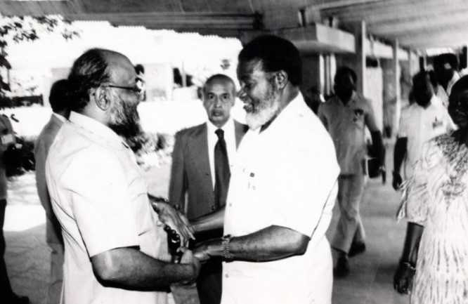 Une vieille photo d'Archibald Singham avec Sam Nujoma, leader de Swapo