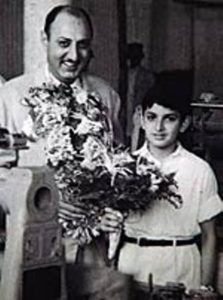 Nusli Wadia in zijn jeugd met zijn vader