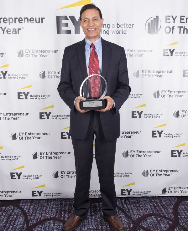 Jay Chaudhry posando con el Premio Regional del Norte de California al Emprendedor del Año de EY