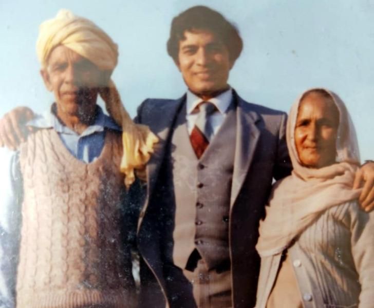 Jay Chaudhry con sus padres