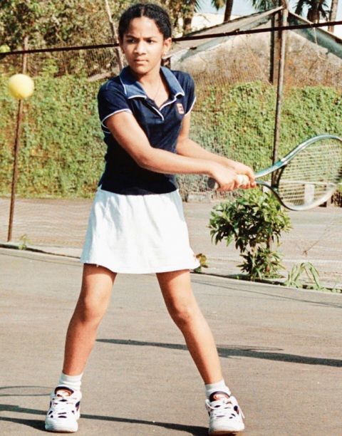 Masaba Gupta jouant au tennis