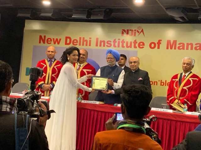 Masaba Gupta reçoit un prix de Manmohan Singh