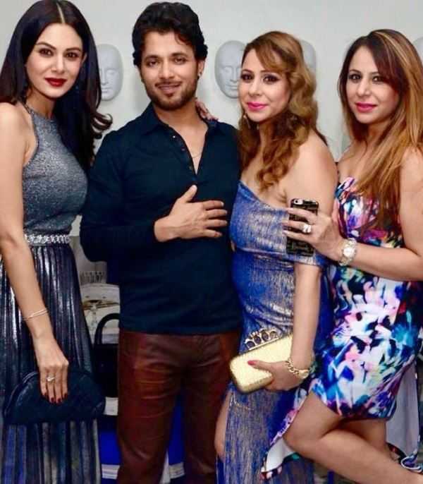 Anupam Mittal bersama isterinya (kiri) dan adik-beradik perempuan (kanan)