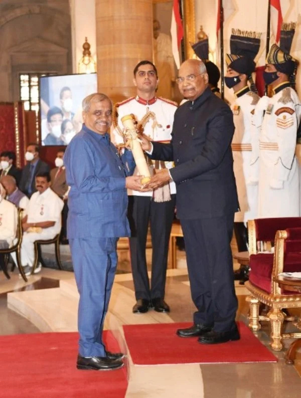   Vijay Sankeshwar receiving Padma Shri